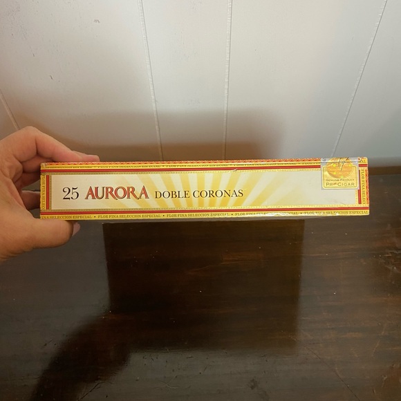 La Aurora empty wooden cigar box 25 ct size 
Display storage crafts - Picture 5 of 7